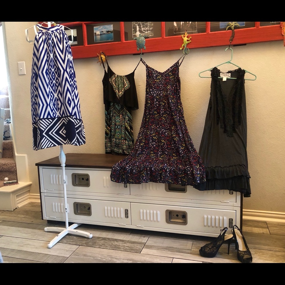 Sleeveless Dresses - size M
